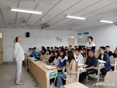 乌克兰专家瓦尔拉莫夫教授为齐鲁工大能动学院2018级新生做报告